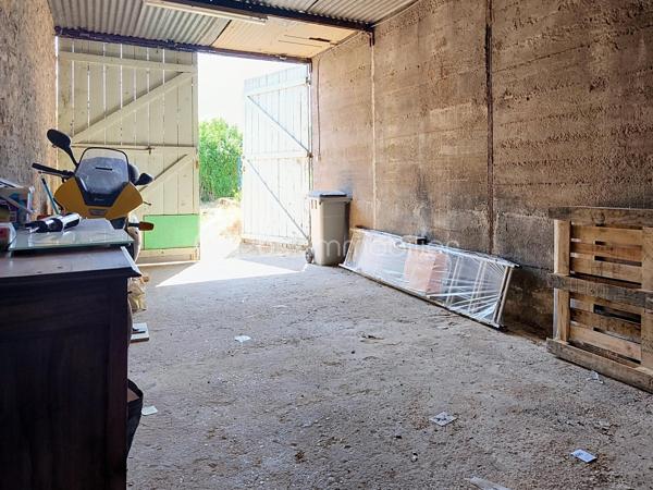 **À découvrir à Pagny-la-Ville, dans un environnement pratique et proche des commodités, cette belle maison de 130 m² a bénéficié d’une rénovation complète.

Dès l’entrée, vous découvrirez une maison chaleureuse et fonctionnelle.

Le rez-de-chaussée se compose d’une entrée, d’un grand salon-séjour convivial avec poêle à granulés, idéal pour profiter de belles soirées en famille, ainsi que d’une cuisine équipée comprenant four, plaques gaz, hotte et micro-ondes.

Vous trouverez également une salle d’eau rénovée avec douche, meuble vasque simple, ventilation et sèche-serviettes, ainsi qu’un WC indépendant.

À l’étage, une grande mezzanine dessert trois belles chambres. L’une d’entre elles offre un superbe potentiel avec ses 26 m² et ses évacuations déjà prévues. Elle pourra ainsi être aménagée selon vos envies et devenir, par exemple, une véritable suite parentale avec espace dressing et salle d’eau (Plan déjà fait).

La maison bénéficie de nombreux équipements récents : fenêtres PVC double vitrage et volets électriques pilotables à distance, tableau électrique entièrement refait, assainissement récent et conforme.

Côté dépendances, les possibilités sont également nombreuses avec un grand garage de 36 m², un second garage de 21 m², une cave ainsi que deux petites dépendances.

Le tout est implanté sur une parcelle de 279 m².
 Un bien prêt à vivre… et encore évolutif !

Cette maison constitue une belle opportunité pour une famille, un couple ou un projet d’investissement. **Rénovée, confortable et équipée de prestations modernes, elle offre également encore du potentiel pour repenser certains espaces et créer un intérieur parfaitement adapté à vos besoins.

Situation idéale : Pagny-la-Ville, à proximité des commodités et de l’autoroute, avec un accès rapide par Pagny-Château.
