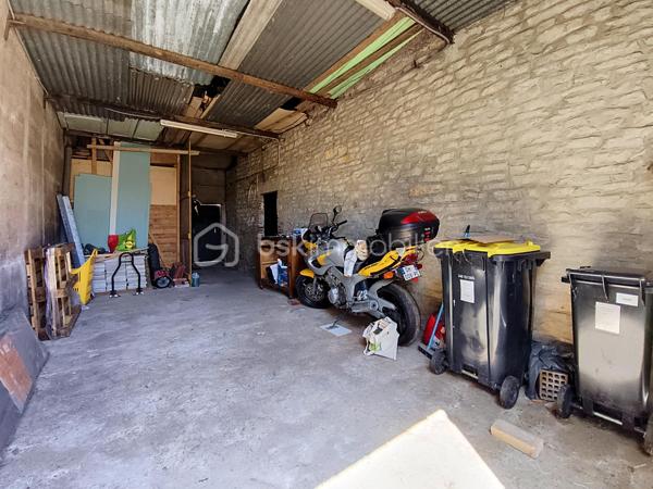 **À découvrir à Pagny-la-Ville, dans un environnement pratique et proche des commodités, cette belle maison de 130 m² a bénéficié d’une rénovation complète.

Dès l’entrée, vous découvrirez une maison chaleureuse et fonctionnelle.

Le rez-de-chaussée se compose d’une entrée, d’un grand salon-séjour convivial avec poêle à granulés, idéal pour profiter de belles soirées en famille, ainsi que d’une cuisine équipée comprenant four, plaques gaz, hotte et micro-ondes.

Vous trouverez également une salle d’eau rénovée avec douche, meuble vasque simple, ventilation et sèche-serviettes, ainsi qu’un WC indépendant.

À l’étage, une grande mezzanine dessert trois belles chambres. L’une d’entre elles offre un superbe potentiel avec ses 26 m² et ses évacuations déjà prévues. Elle pourra ainsi être aménagée selon vos envies et devenir, par exemple, une véritable suite parentale avec espace dressing et salle d’eau (Plan déjà fait).

La maison bénéficie de nombreux équipements récents : fenêtres PVC double vitrage et volets électriques pilotables à distance, tableau électrique entièrement refait, assainissement récent et conforme.

Côté dépendances, les possibilités sont également nombreuses avec un grand garage de 36 m², un second garage de 21 m², une cave ainsi que deux petites dépendances.

Le tout est implanté sur une parcelle de 279 m².
 Un bien prêt à vivre… et encore évolutif !

Cette maison constitue une belle opportunité pour une famille, un couple ou un projet d’investissement. **Rénovée, confortable et équipée de prestations modernes, elle offre également encore du potentiel pour repenser certains espaces et créer un intérieur parfaitement adapté à vos besoins.

Situation idéale : Pagny-la-Ville, à proximité des commodités et de l’autoroute, avec un accès rapide par Pagny-Château.