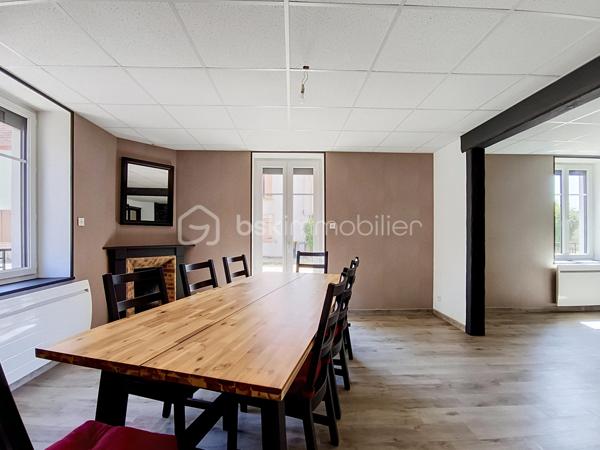 **À découvrir à Pagny-la-Ville, dans un environnement pratique et proche des commodités, cette belle maison de 130 m² a bénéficié d’une rénovation complète.

Dès l’entrée, vous découvrirez une maison chaleureuse et fonctionnelle.

Le rez-de-chaussée se compose d’une entrée, d’un grand salon-séjour convivial avec poêle à granulés, idéal pour profiter de belles soirées en famille, ainsi que d’une cuisine équipée comprenant four, plaques gaz, hotte et micro-ondes.

Vous trouverez également une salle d’eau rénovée avec douche, meuble vasque simple, ventilation et sèche-serviettes, ainsi qu’un WC indépendant.

À l’étage, une grande mezzanine dessert trois belles chambres. L’une d’entre elles offre un superbe potentiel avec ses 26 m² et ses évacuations déjà prévues. Elle pourra ainsi être aménagée selon vos envies et devenir, par exemple, une véritable suite parentale avec espace dressing et salle d’eau (Plan déjà fait).

La maison bénéficie de nombreux équipements récents : fenêtres PVC double vitrage et volets électriques pilotables à distance, tableau électrique entièrement refait, assainissement récent et conforme.

Côté dépendances, les possibilités sont également nombreuses avec un grand garage de 36 m², un second garage de 21 m², une cave ainsi que deux petites dépendances.

Le tout est implanté sur une parcelle de 279 m².
 Un bien prêt à vivre… et encore évolutif !

Cette maison constitue une belle opportunité pour une famille, un couple ou un projet d’investissement. **Rénovée, confortable et équipée de prestations modernes, elle offre également encore du potentiel pour repenser certains espaces et créer un intérieur parfaitement adapté à vos besoins.

Situation idéale : Pagny-la-Ville, à proximité des commodités et de l’autoroute, avec un accès rapide par Pagny-Château.