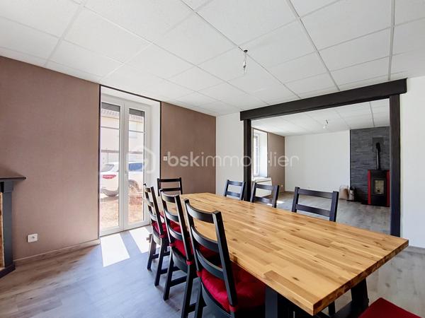 **À découvrir à Pagny-la-Ville, dans un environnement pratique et proche des commodités, cette belle maison de 130 m² a bénéficié d’une rénovation complète.

Dès l’entrée, vous découvrirez une maison chaleureuse et fonctionnelle.

Le rez-de-chaussée se compose d’une entrée, d’un grand salon-séjour convivial avec poêle à granulés, idéal pour profiter de belles soirées en famille, ainsi que d’une cuisine équipée comprenant four, plaques gaz, hotte et micro-ondes.

Vous trouverez également une salle d’eau rénovée avec douche, meuble vasque simple, ventilation et sèche-serviettes, ainsi qu’un WC indépendant.

À l’étage, une grande mezzanine dessert trois belles chambres. L’une d’entre elles offre un superbe potentiel avec ses 26 m² et ses évacuations déjà prévues. Elle pourra ainsi être aménagée selon vos envies et devenir, par exemple, une véritable suite parentale avec espace dressing et salle d’eau (Plan déjà fait).

La maison bénéficie de nombreux équipements récents : fenêtres PVC double vitrage et volets électriques pilotables à distance, tableau électrique entièrement refait, assainissement récent et conforme.

Côté dépendances, les possibilités sont également nombreuses avec un grand garage de 36 m², un second garage de 21 m², une cave ainsi que deux petites dépendances.

Le tout est implanté sur une parcelle de 279 m².
 Un bien prêt à vivre… et encore évolutif !

Cette maison constitue une belle opportunité pour une famille, un couple ou un projet d’investissement. **Rénovée, confortable et équipée de prestations modernes, elle offre également encore du potentiel pour repenser certains espaces et créer un intérieur parfaitement adapté à vos besoins.

Situation idéale : Pagny-la-Ville, à proximité des commodités et de l’autoroute, avec un accès rapide par Pagny-Château.