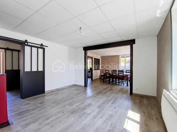 **À découvrir à Pagny-la-Ville, dans un environnement pratique et proche des commodités, cette belle maison de 130 m² a bénéficié d’une rénovation complète.

Dès l’entrée, vous découvrirez une maison chaleureuse et fonctionnelle.

Le rez-de-chaussée se compose d’une entrée, d’un grand salon-séjour convivial avec poêle à granulés, idéal pour profiter de belles soirées en famille, ainsi que d’une cuisine équipée comprenant four, plaques gaz, hotte et micro-ondes.

Vous trouverez également une salle d’eau rénovée avec douche, meuble vasque simple, ventilation et sèche-serviettes, ainsi qu’un WC indépendant.

À l’étage, une grande mezzanine dessert trois belles chambres. L’une d’entre elles offre un superbe potentiel avec ses 26 m² et ses évacuations déjà prévues. Elle pourra ainsi être aménagée selon vos envies et devenir, par exemple, une véritable suite parentale avec espace dressing et salle d’eau (Plan déjà fait).

La maison bénéficie de nombreux équipements récents : fenêtres PVC double vitrage et volets électriques pilotables à distance, tableau électrique entièrement refait, assainissement récent et conforme.

Côté dépendances, les possibilités sont également nombreuses avec un grand garage de 36 m², un second garage de 21 m², une cave ainsi que deux petites dépendances.

Le tout est implanté sur une parcelle de 279 m².
 Un bien prêt à vivre… et encore évolutif !

Cette maison constitue une belle opportunité pour une famille, un couple ou un projet d’investissement. **Rénovée, confortable et équipée de prestations modernes, elle offre également encore du potentiel pour repenser certains espaces et créer un intérieur parfaitement adapté à vos besoins.

Situation idéale : Pagny-la-Ville, à proximité des commodités et de l’autoroute, avec un accès rapide par Pagny-Château.