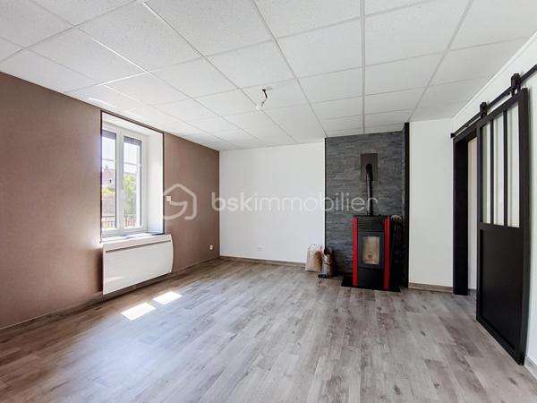 **À découvrir à Pagny-la-Ville, dans un environnement pratique et proche des commodités, cette belle maison de 130 m² a bénéficié d’une rénovation complète.

Dès l’entrée, vous découvrirez une maison chaleureuse et fonctionnelle.

Le rez-de-chaussée se compose d’une entrée, d’un grand salon-séjour convivial avec poêle à granulés, idéal pour profiter de belles soirées en famille, ainsi que d’une cuisine équipée comprenant four, plaques gaz, hotte et micro-ondes.

Vous trouverez également une salle d’eau rénovée avec douche, meuble vasque simple, ventilation et sèche-serviettes, ainsi qu’un WC indépendant.

À l’étage, une grande mezzanine dessert trois belles chambres. L’une d’entre elles offre un superbe potentiel avec ses 26 m² et ses évacuations déjà prévues. Elle pourra ainsi être aménagée selon vos envies et devenir, par exemple, une véritable suite parentale avec espace dressing et salle d’eau (Plan déjà fait).

La maison bénéficie de nombreux équipements récents : fenêtres PVC double vitrage et volets électriques pilotables à distance, tableau électrique entièrement refait, assainissement récent et conforme.

Côté dépendances, les possibilités sont également nombreuses avec un grand garage de 36 m², un second garage de 21 m², une cave ainsi que deux petites dépendances.

Le tout est implanté sur une parcelle de 279 m².
 Un bien prêt à vivre… et encore évolutif !

Cette maison constitue une belle opportunité pour une famille, un couple ou un projet d’investissement. **Rénovée, confortable et équipée de prestations modernes, elle offre également encore du potentiel pour repenser certains espaces et créer un intérieur parfaitement adapté à vos besoins.

Situation idéale : Pagny-la-Ville, à proximité des commodités et de l’autoroute, avec un accès rapide par Pagny-Château.