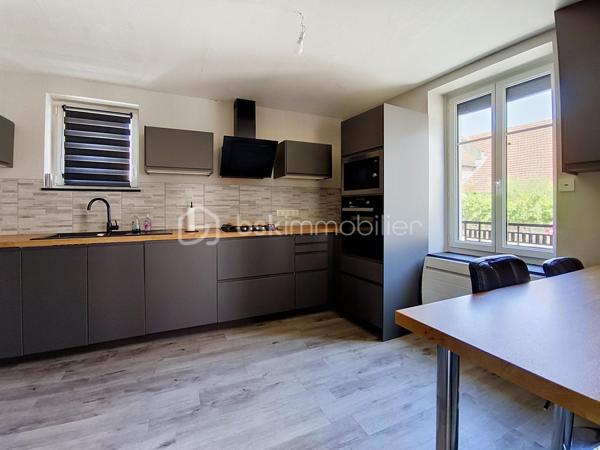 **À découvrir à Pagny-la-Ville, dans un environnement pratique et proche des commodités, cette belle maison de 130 m² a bénéficié d’une rénovation complète.

Dès l’entrée, vous découvrirez une maison chaleureuse et fonctionnelle.

Le rez-de-chaussée se compose d’une entrée, d’un grand salon-séjour convivial avec poêle à granulés, idéal pour profiter de belles soirées en famille, ainsi que d’une cuisine équipée comprenant four, plaques gaz, hotte et micro-ondes.

Vous trouverez également une salle d’eau rénovée avec douche, meuble vasque simple, ventilation et sèche-serviettes, ainsi qu’un WC indépendant.

À l’étage, une grande mezzanine dessert trois belles chambres. L’une d’entre elles offre un superbe potentiel avec ses 26 m² et ses évacuations déjà prévues. Elle pourra ainsi être aménagée selon vos envies et devenir, par exemple, une véritable suite parentale avec espace dressing et salle d’eau (Plan déjà fait).

La maison bénéficie de nombreux équipements récents : fenêtres PVC double vitrage et volets électriques pilotables à distance, tableau électrique entièrement refait, assainissement récent et conforme.

Côté dépendances, les possibilités sont également nombreuses avec un grand garage de 36 m², un second garage de 21 m², une cave ainsi que deux petites dépendances.

Le tout est implanté sur une parcelle de 279 m².
 Un bien prêt à vivre… et encore évolutif !

Cette maison constitue une belle opportunité pour une famille, un couple ou un projet d’investissement. **Rénovée, confortable et équipée de prestations modernes, elle offre également encore du potentiel pour repenser certains espaces et créer un intérieur parfaitement adapté à vos besoins.

Situation idéale : Pagny-la-Ville, à proximité des commodités et de l’autoroute, avec un accès rapide par Pagny-Château.