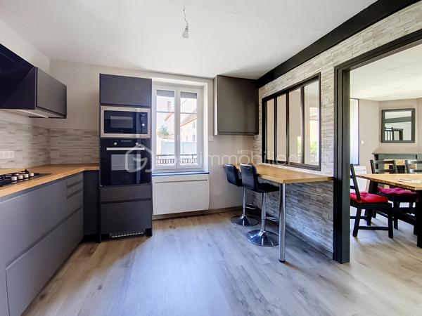 **À découvrir à Pagny-la-Ville, dans un environnement pratique et proche des commodités, cette belle maison de 130 m² a bénéficié d’une rénovation complète.

Dès l’entrée, vous découvrirez une maison chaleureuse et fonctionnelle.

Le rez-de-chaussée se compose d’une entrée, d’un grand salon-séjour convivial avec poêle à granulés, idéal pour profiter de belles soirées en famille, ainsi que d’une cuisine équipée comprenant four, plaques gaz, hotte et micro-ondes.

Vous trouverez également une salle d’eau rénovée avec douche, meuble vasque simple, ventilation et sèche-serviettes, ainsi qu’un WC indépendant.

À l’étage, une grande mezzanine dessert trois belles chambres. L’une d’entre elles offre un superbe potentiel avec ses 26 m² et ses évacuations déjà prévues. Elle pourra ainsi être aménagée selon vos envies et devenir, par exemple, une véritable suite parentale avec espace dressing et salle d’eau (Plan déjà fait).

La maison bénéficie de nombreux équipements récents : fenêtres PVC double vitrage et volets électriques pilotables à distance, tableau électrique entièrement refait, assainissement récent et conforme.

Côté dépendances, les possibilités sont également nombreuses avec un grand garage de 36 m², un second garage de 21 m², une cave ainsi que deux petites dépendances.

Le tout est implanté sur une parcelle de 279 m².
 Un bien prêt à vivre… et encore évolutif !

Cette maison constitue une belle opportunité pour une famille, un couple ou un projet d’investissement. **Rénovée, confortable et équipée de prestations modernes, elle offre également encore du potentiel pour repenser certains espaces et créer un intérieur parfaitement adapté à vos besoins.

Situation idéale : Pagny-la-Ville, à proximité des commodités et de l’autoroute, avec un accès rapide par Pagny-Château.