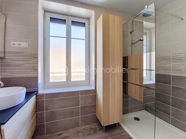 **À découvrir à Pagny-la-Ville, dans un environnement pratique et proche des commodités, cette belle maison de 130 m² a bénéficié d’une rénovation complète.

Dès l’entrée, vous découvrirez une maison chaleureuse et fonctionnelle.

Le rez-de-chaussée se compose d’une entrée, d’un grand salon-séjour convivial avec poêle à granulés, idéal pour profiter de belles soirées en famille, ainsi que d’une cuisine équipée comprenant four, plaques gaz, hotte et micro-ondes.

Vous trouverez également une salle d’eau rénovée avec douche, meuble vasque simple, ventilation et sèche-serviettes, ainsi qu’un WC indépendant.

À l’étage, une grande mezzanine dessert trois belles chambres. L’une d’entre elles offre un superbe potentiel avec ses 26 m² et ses évacuations déjà prévues. Elle pourra ainsi être aménagée selon vos envies et devenir, par exemple, une véritable suite parentale avec espace dressing et salle d’eau (Plan déjà fait).

La maison bénéficie de nombreux équipements récents : fenêtres PVC double vitrage et volets électriques pilotables à distance, tableau électrique entièrement refait, assainissement récent et conforme.

Côté dépendances, les possibilités sont également nombreuses avec un grand garage de 36 m², un second garage de 21 m², une cave ainsi que deux petites dépendances.

Le tout est implanté sur une parcelle de 279 m².
 Un bien prêt à vivre… et encore évolutif !

Cette maison constitue une belle opportunité pour une famille, un couple ou un projet d’investissement. **Rénovée, confortable et équipée de prestations modernes, elle offre également encore du potentiel pour repenser certains espaces et créer un intérieur parfaitement adapté à vos besoins.

Situation idéale : Pagny-la-Ville, à proximité des commodités et de l’autoroute, avec un accès rapide par Pagny-Château.