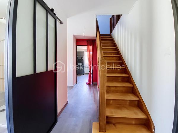 **À découvrir à Pagny-la-Ville, dans un environnement pratique et proche des commodités, cette belle maison de 130 m² a bénéficié d’une rénovation complète.

Dès l’entrée, vous découvrirez une maison chaleureuse et fonctionnelle.

Le rez-de-chaussée se compose d’une entrée, d’un grand salon-séjour convivial avec poêle à granulés, idéal pour profiter de belles soirées en famille, ainsi que d’une cuisine équipée comprenant four, plaques gaz, hotte et micro-ondes.

Vous trouverez également une salle d’eau rénovée avec douche, meuble vasque simple, ventilation et sèche-serviettes, ainsi qu’un WC indépendant.

À l’étage, une grande mezzanine dessert trois belles chambres. L’une d’entre elles offre un superbe potentiel avec ses 26 m² et ses évacuations déjà prévues. Elle pourra ainsi être aménagée selon vos envies et devenir, par exemple, une véritable suite parentale avec espace dressing et salle d’eau (Plan déjà fait).

La maison bénéficie de nombreux équipements récents : fenêtres PVC double vitrage et volets électriques pilotables à distance, tableau électrique entièrement refait, assainissement récent et conforme.

Côté dépendances, les possibilités sont également nombreuses avec un grand garage de 36 m², un second garage de 21 m², une cave ainsi que deux petites dépendances.

Le tout est implanté sur une parcelle de 279 m².
 Un bien prêt à vivre… et encore évolutif !

Cette maison constitue une belle opportunité pour une famille, un couple ou un projet d’investissement. **Rénovée, confortable et équipée de prestations modernes, elle offre également encore du potentiel pour repenser certains espaces et créer un intérieur parfaitement adapté à vos besoins.

Situation idéale : Pagny-la-Ville, à proximité des commodités et de l’autoroute, avec un accès rapide par Pagny-Château.
