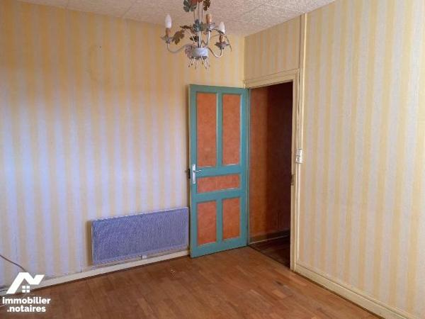A vendre, à Mauriac (CANTAL), en centre-ville, un bien immobilier à rénover entièrement, élevé ...