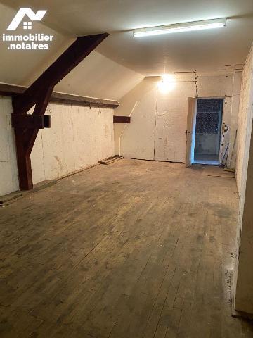 A vendre, à Mauriac (CANTAL), en centre-ville, un bien immobilier à rénover entièrement, élevé ...