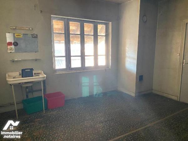 A vendre, à Mauriac (CANTAL), en centre-ville, un bien immobilier à rénover entièrement, élevé ...