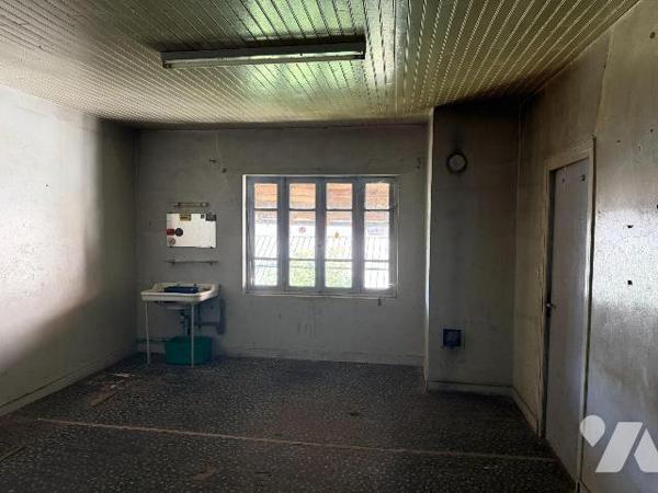 A vendre, à Mauriac (CANTAL), en centre-ville, un bien immobilier à rénover entièrement, élevé ...