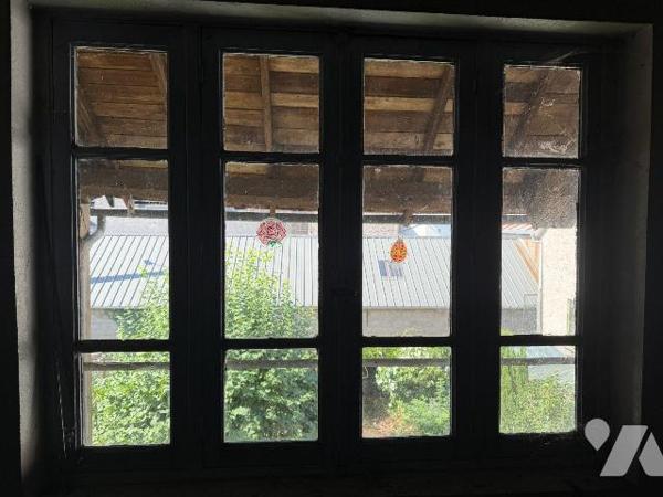 A vendre, à Mauriac (CANTAL), en centre-ville, un bien immobilier à rénover entièrement, élevé ...