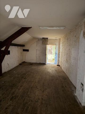 A vendre, à Mauriac (CANTAL), en centre-ville, un bien immobilier à rénover entièrement, élevé ...