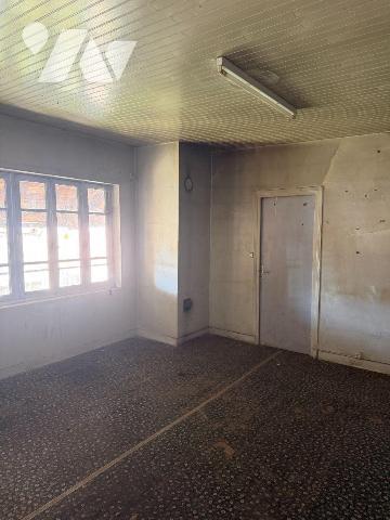 A vendre, à Mauriac (CANTAL), en centre-ville, un bien immobilier à rénover entièrement, élevé ...