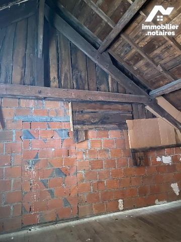 A vendre, à Mauriac (CANTAL), en centre-ville, un bien immobilier à rénover entièrement, élevé ...