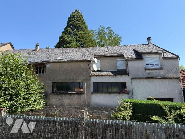 A vendre, à Mauriac (CANTAL), en centre-ville, un bien immobilier à rénover entièrement, élevé ...