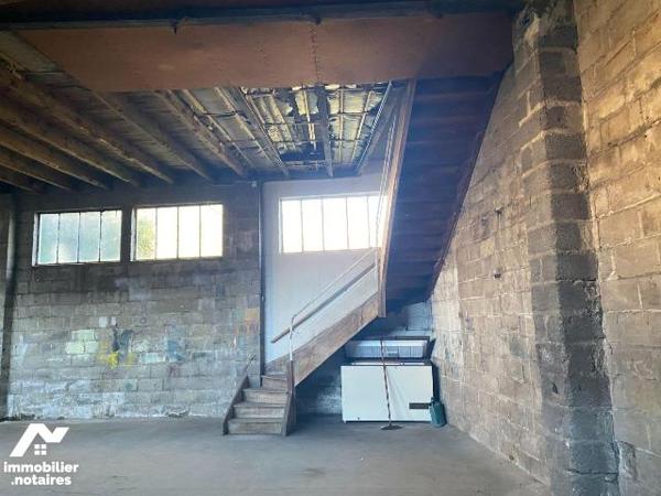 A vendre, à Mauriac (CANTAL), en centre-ville, un bien immobilier à rénover entièrement, élevé ...