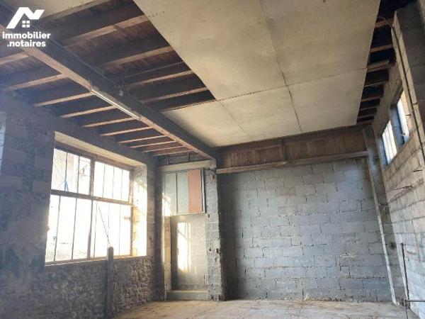 A vendre, à Mauriac (CANTAL), en centre-ville, un bien immobilier à rénover entièrement, élevé ...