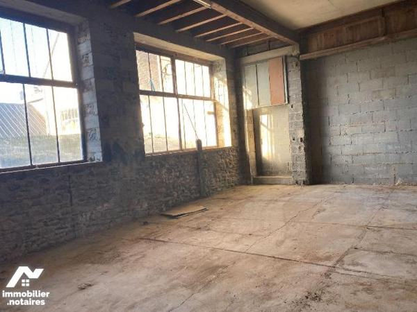 A vendre, à Mauriac (CANTAL), en centre-ville, un bien immobilier à rénover entièrement, élevé ...