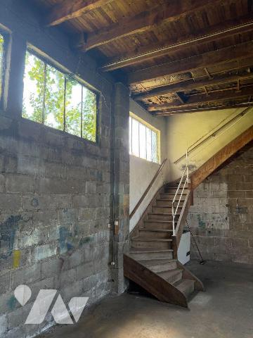 A vendre, à Mauriac (CANTAL), en centre-ville, un bien immobilier à rénover entièrement, élevé ...