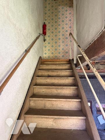A vendre, à Mauriac (CANTAL), en centre-ville, un bien immobilier à rénover entièrement, élevé ...