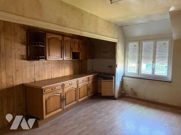 A vendre, à Mauriac (CANTAL), en centre-ville, un bien immobilier à rénover entièrement, élevé ...