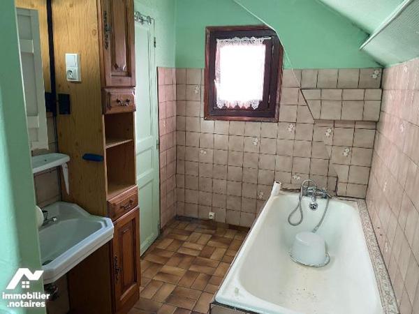 A vendre, à Mauriac (CANTAL), en centre-ville, un bien immobilier à rénover entièrement, élevé ...