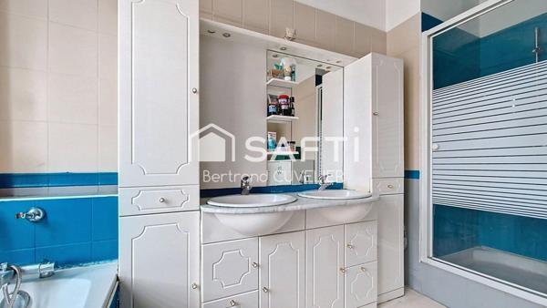 Maison 1930 semi-individuelle - grand séjour lumineux - 3 chambres et jardin