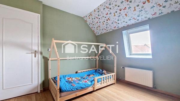 Maison 1930 semi-individuelle - grand séjour lumineux - 3 chambres et jardin