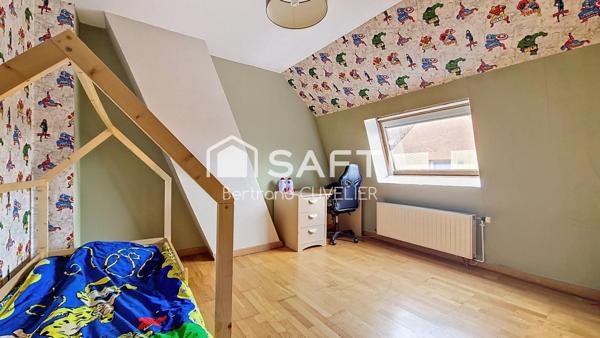 Maison 1930 semi-individuelle - grand séjour lumineux - 3 chambres et jardin