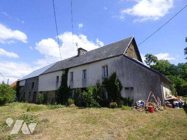 Maison d'habitation en pierre et masse sous ardoises et bac acier, comprenant :
Au rez-de-chau...