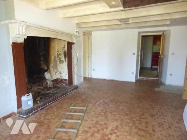 Maison d'habitation en pierre et masse sous ardoises et bac acier, comprenant :
Au rez-de-chau...