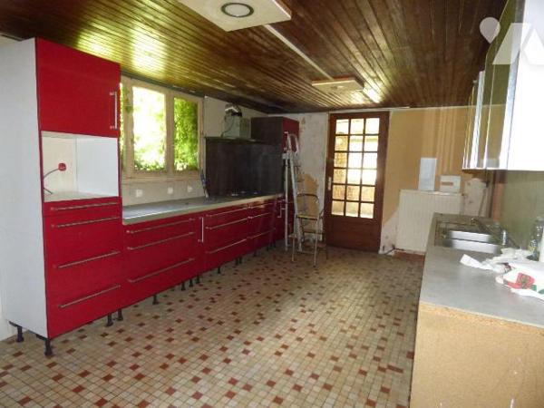 Maison d'habitation en pierre et masse sous ardoises et bac acier, comprenant :
Au rez-de-chau...