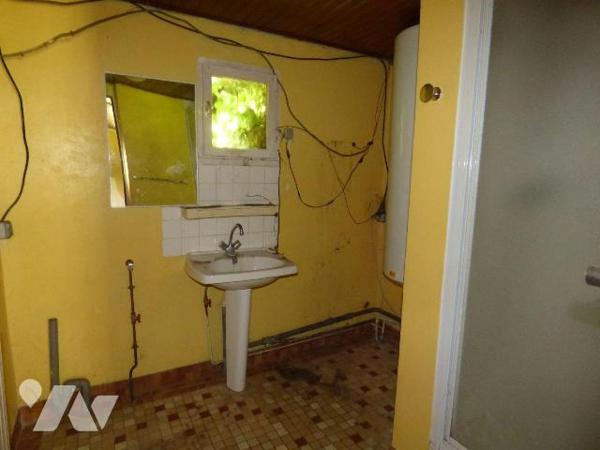 Maison d'habitation en pierre et masse sous ardoises et bac acier, comprenant :
Au rez-de-chau...