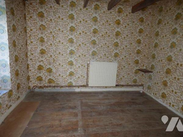 Maison d'habitation en pierre et masse sous ardoises et bac acier, comprenant :
Au rez-de-chau...