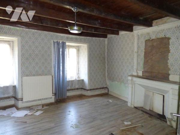 Maison d'habitation en pierre et masse sous ardoises et bac acier, comprenant :
Au rez-de-chau...