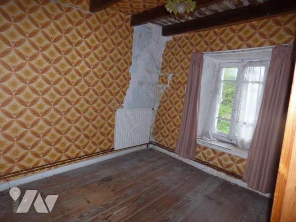 Maison d'habitation en pierre et masse sous ardoises et bac acier, comprenant :
Au rez-de-chau...