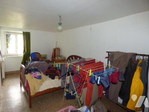 Maison d'habitation en pierre et masse sous ardoises et bac acier, comprenant :
Au rez-de-chau...