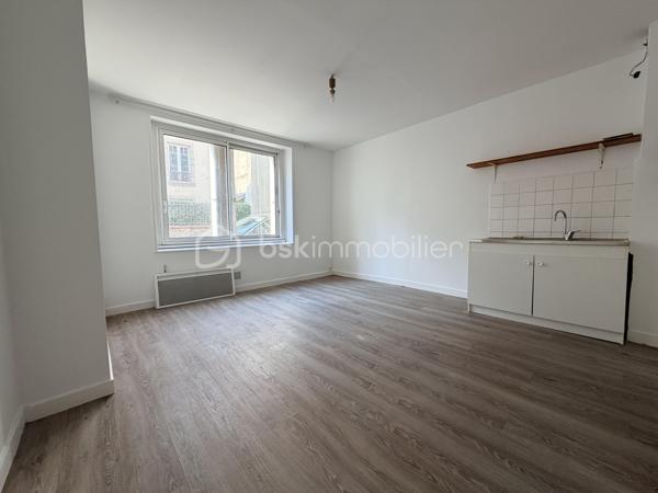 Idéal pour un premier achat, un investissement locatif à l’année, ou un projet de locations saisonnières  !

Situé au cœur de Concarneau, dans une rue calme à deux pas du port, des commerces et de la célèbre Ville Close, cet appartement de deux pièces fonctionnelles offre un emplacement de premier choix où tout se fait à pied. Un véritable coup de cœur pour les citadins et les voyageurs.

Ce bien se compose :
• D’une pièce de vie offrant un espace salon/séjour facile à meubler.
• D’un coin kitchenette ouvert, prêt à être personnalisé ou optimisé pour de la location de courte durée.
• Une chambre côté cour idéale pour garantir un espace nuit au calme.
• D’une salle d'eau avec douche,vasque, miroir et WC.

Pourquoi ce bien est une excellente opportunité ?
• Premier achat : Un premier cocon idéal, sain et fonctionnel, sans travaux majeurs à prévoir. Une entrée parfaite sur le marché immobilier concarnois.
• Investissement locatif classique : Un emplacement n°1 très recherché par les locataires à l'année. Forte demande locative sur le secteur garantissant une excellente vacance locative.
• Rendement Airbnb / Saisonnière : La situation ultra-centrale est le critère numéro un des vacanciers. Parfait pour maximiser vos revenus locatifs durant la saison touristique et les week-ends !