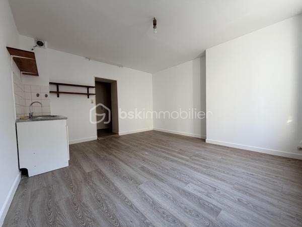 Idéal pour un premier achat, un investissement locatif à l’année, ou un projet de locations saisonnières  !

Situé au cœur de Concarneau, dans une rue calme à deux pas du port, des commerces et de la célèbre Ville Close, cet appartement de deux pièces fonctionnelles offre un emplacement de premier choix où tout se fait à pied. Un véritable coup de cœur pour les citadins et les voyageurs.

Ce bien se compose :
• D’une pièce de vie offrant un espace salon/séjour facile à meubler.
• D’un coin kitchenette ouvert, prêt à être personnalisé ou optimisé pour de la location de courte durée.
• Une chambre côté cour idéale pour garantir un espace nuit au calme.
• D’une salle d'eau avec douche,vasque, miroir et WC.

Pourquoi ce bien est une excellente opportunité ?
• Premier achat : Un premier cocon idéal, sain et fonctionnel, sans travaux majeurs à prévoir. Une entrée parfaite sur le marché immobilier concarnois.
• Investissement locatif classique : Un emplacement n°1 très recherché par les locataires à l'année. Forte demande locative sur le secteur garantissant une excellente vacance locative.
• Rendement Airbnb / Saisonnière : La situation ultra-centrale est le critère numéro un des vacanciers. Parfait pour maximiser vos revenus locatifs durant la saison touristique et les week-ends !