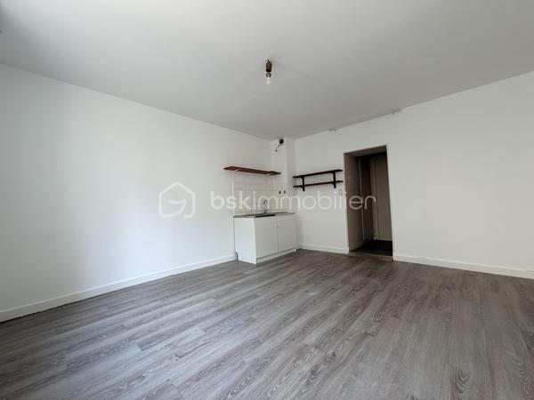 Idéal pour un premier achat, un investissement locatif à l’année, ou un projet de locations saisonnières  !

Situé au cœur de Concarneau, dans une rue calme à deux pas du port, des commerces et de la célèbre Ville Close, cet appartement de deux pièces fonctionnelles offre un emplacement de premier choix où tout se fait à pied. Un véritable coup de cœur pour les citadins et les voyageurs.

Ce bien se compose :
• D’une pièce de vie offrant un espace salon/séjour facile à meubler.
• D’un coin kitchenette ouvert, prêt à être personnalisé ou optimisé pour de la location de courte durée.
• Une chambre côté cour idéale pour garantir un espace nuit au calme.
• D’une salle d'eau avec douche,vasque, miroir et WC.

Pourquoi ce bien est une excellente opportunité ?
• Premier achat : Un premier cocon idéal, sain et fonctionnel, sans travaux majeurs à prévoir. Une entrée parfaite sur le marché immobilier concarnois.
• Investissement locatif classique : Un emplacement n°1 très recherché par les locataires à l'année. Forte demande locative sur le secteur garantissant une excellente vacance locative.
• Rendement Airbnb / Saisonnière : La situation ultra-centrale est le critère numéro un des vacanciers. Parfait pour maximiser vos revenus locatifs durant la saison touristique et les week-ends !