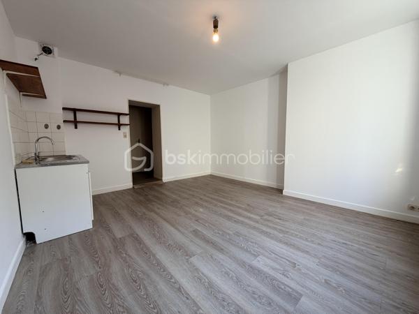 Idéal pour un premier achat, un investissement locatif à l’année, ou un projet de locations saisonnières  !

Situé au cœur de Concarneau, dans une rue calme à deux pas du port, des commerces et de la célèbre Ville Close, cet appartement de deux pièces fonctionnelles offre un emplacement de premier choix où tout se fait à pied. Un véritable coup de cœur pour les citadins et les voyageurs.

Ce bien se compose :
• D’une pièce de vie offrant un espace salon/séjour facile à meubler.
• D’un coin kitchenette ouvert, prêt à être personnalisé ou optimisé pour de la location de courte durée.
• Une chambre côté cour idéale pour garantir un espace nuit au calme.
• D’une salle d'eau avec douche,vasque, miroir et WC.

Pourquoi ce bien est une excellente opportunité ?
• Premier achat : Un premier cocon idéal, sain et fonctionnel, sans travaux majeurs à prévoir. Une entrée parfaite sur le marché immobilier concarnois.
• Investissement locatif classique : Un emplacement n°1 très recherché par les locataires à l'année. Forte demande locative sur le secteur garantissant une excellente vacance locative.
• Rendement Airbnb / Saisonnière : La situation ultra-centrale est le critère numéro un des vacanciers. Parfait pour maximiser vos revenus locatifs durant la saison touristique et les week-ends !