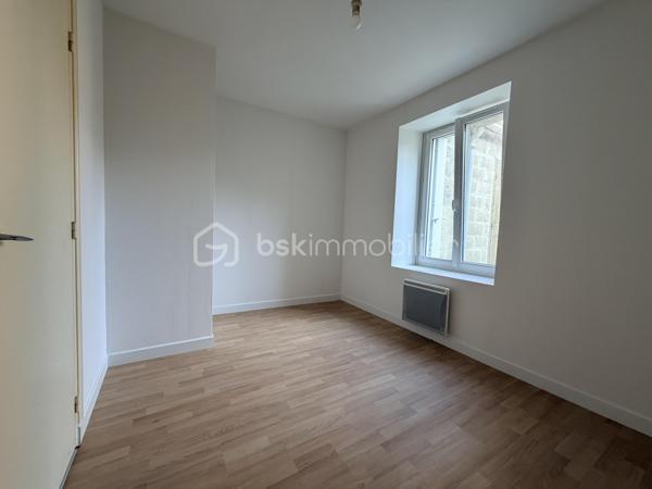 Idéal pour un premier achat, un investissement locatif à l’année, ou un projet de locations saisonnières  !

Situé au cœur de Concarneau, dans une rue calme à deux pas du port, des commerces et de la célèbre Ville Close, cet appartement de deux pièces fonctionnelles offre un emplacement de premier choix où tout se fait à pied. Un véritable coup de cœur pour les citadins et les voyageurs.

Ce bien se compose :
• D’une pièce de vie offrant un espace salon/séjour facile à meubler.
• D’un coin kitchenette ouvert, prêt à être personnalisé ou optimisé pour de la location de courte durée.
• Une chambre côté cour idéale pour garantir un espace nuit au calme.
• D’une salle d'eau avec douche,vasque, miroir et WC.

Pourquoi ce bien est une excellente opportunité ?
• Premier achat : Un premier cocon idéal, sain et fonctionnel, sans travaux majeurs à prévoir. Une entrée parfaite sur le marché immobilier concarnois.
• Investissement locatif classique : Un emplacement n°1 très recherché par les locataires à l'année. Forte demande locative sur le secteur garantissant une excellente vacance locative.
• Rendement Airbnb / Saisonnière : La situation ultra-centrale est le critère numéro un des vacanciers. Parfait pour maximiser vos revenus locatifs durant la saison touristique et les week-ends !