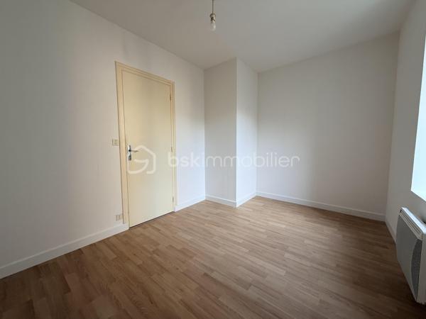 Idéal pour un premier achat, un investissement locatif à l’année, ou un projet de locations saisonnières  !

Situé au cœur de Concarneau, dans une rue calme à deux pas du port, des commerces et de la célèbre Ville Close, cet appartement de deux pièces fonctionnelles offre un emplacement de premier choix où tout se fait à pied. Un véritable coup de cœur pour les citadins et les voyageurs.

Ce bien se compose :
• D’une pièce de vie offrant un espace salon/séjour facile à meubler.
• D’un coin kitchenette ouvert, prêt à être personnalisé ou optimisé pour de la location de courte durée.
• Une chambre côté cour idéale pour garantir un espace nuit au calme.
• D’une salle d'eau avec douche,vasque, miroir et WC.

Pourquoi ce bien est une excellente opportunité ?
• Premier achat : Un premier cocon idéal, sain et fonctionnel, sans travaux majeurs à prévoir. Une entrée parfaite sur le marché immobilier concarnois.
• Investissement locatif classique : Un emplacement n°1 très recherché par les locataires à l'année. Forte demande locative sur le secteur garantissant une excellente vacance locative.
• Rendement Airbnb / Saisonnière : La situation ultra-centrale est le critère numéro un des vacanciers. Parfait pour maximiser vos revenus locatifs durant la saison touristique et les week-ends !