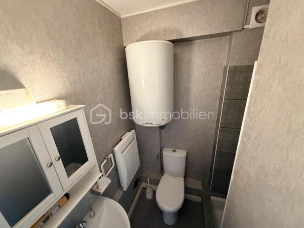 Idéal pour un premier achat, un investissement locatif à l’année, ou un projet de locations saisonnières  !

Situé au cœur de Concarneau, dans une rue calme à deux pas du port, des commerces et de la célèbre Ville Close, cet appartement de deux pièces fonctionnelles offre un emplacement de premier choix où tout se fait à pied. Un véritable coup de cœur pour les citadins et les voyageurs.

Ce bien se compose :
• D’une pièce de vie offrant un espace salon/séjour facile à meubler.
• D’un coin kitchenette ouvert, prêt à être personnalisé ou optimisé pour de la location de courte durée.
• Une chambre côté cour idéale pour garantir un espace nuit au calme.
• D’une salle d'eau avec douche,vasque, miroir et WC.

Pourquoi ce bien est une excellente opportunité ?
• Premier achat : Un premier cocon idéal, sain et fonctionnel, sans travaux majeurs à prévoir. Une entrée parfaite sur le marché immobilier concarnois.
• Investissement locatif classique : Un emplacement n°1 très recherché par les locataires à l'année. Forte demande locative sur le secteur garantissant une excellente vacance locative.
• Rendement Airbnb / Saisonnière : La situation ultra-centrale est le critère numéro un des vacanciers. Parfait pour maximiser vos revenus locatifs durant la saison touristique et les week-ends !