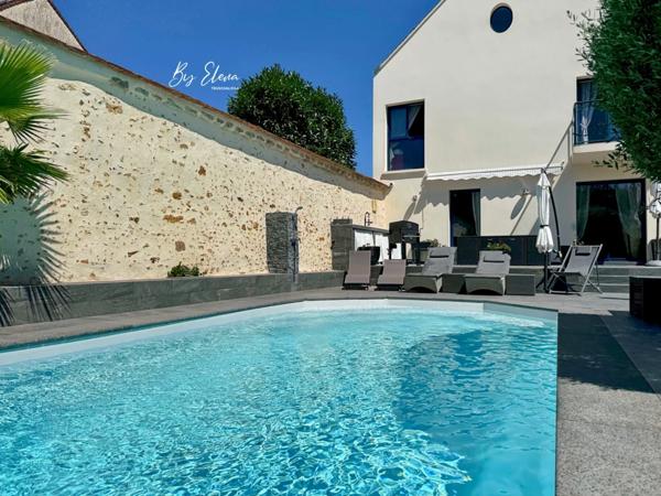 MAISON FAMILIALE DE CHARME – CHAUMES-EN-BRIE – POUTRES APPARENTES – PLAFOND CATHÉDRALE – PIERRE – PISCINE – JARDIN PAYSAGER – SANS TRAVAUX – GARE RER E À 15 MIN – CALME – COMMERCES À PIED