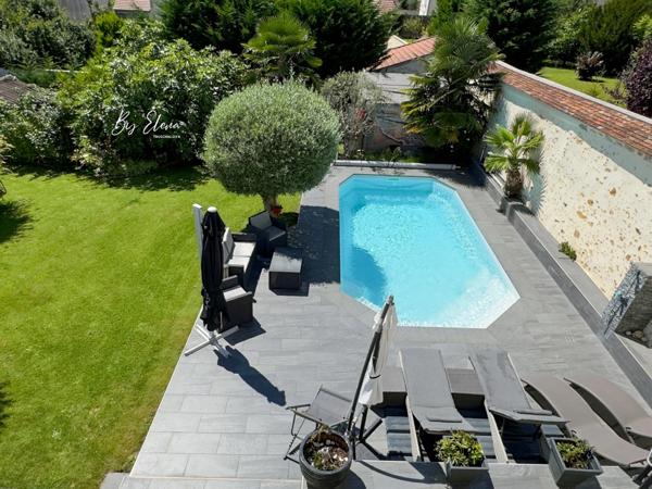 MAISON FAMILIALE DE CHARME – CHAUMES-EN-BRIE – POUTRES APPARENTES – PLAFOND CATHÉDRALE – PIERRE – PISCINE – JARDIN PAYSAGER – SANS TRAVAUX – GARE RER E À 15 MIN – CALME – COMMERCES À PIED