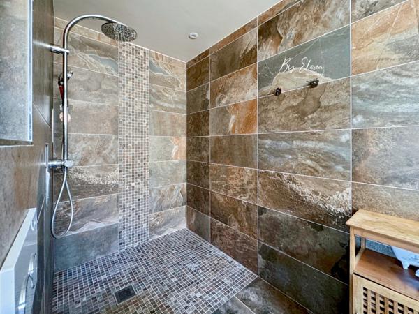 MAISON FAMILIALE DE CHARME – CHAUMES-EN-BRIE – POUTRES APPARENTES – PLAFOND CATHÉDRALE – PIERRE – PISCINE – JARDIN PAYSAGER – SANS TRAVAUX – GARE RER E À 15 MIN – CALME – COMMERCES À PIED