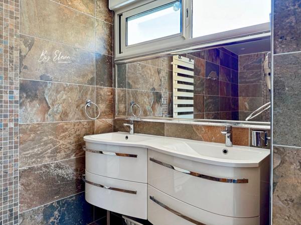 MAISON FAMILIALE DE CHARME – CHAUMES-EN-BRIE – POUTRES APPARENTES – PLAFOND CATHÉDRALE – PIERRE – PISCINE – JARDIN PAYSAGER – SANS TRAVAUX – GARE RER E À 15 MIN – CALME – COMMERCES À PIED