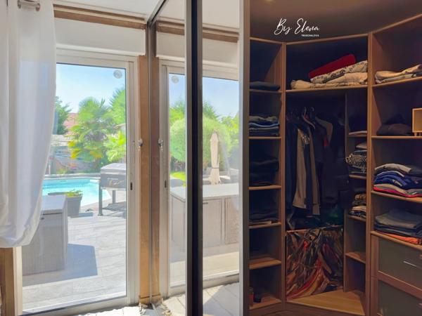 MAISON FAMILIALE DE CHARME – CHAUMES-EN-BRIE – POUTRES APPARENTES – PLAFOND CATHÉDRALE – PIERRE – PISCINE – JARDIN PAYSAGER – SANS TRAVAUX – GARE RER E À 15 MIN – CALME – COMMERCES À PIED