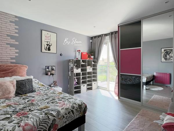 MAISON FAMILIALE DE CHARME – CHAUMES-EN-BRIE – POUTRES APPARENTES – PLAFOND CATHÉDRALE – PIERRE – PISCINE – JARDIN PAYSAGER – SANS TRAVAUX – GARE RER E À 15 MIN – CALME – COMMERCES À PIED